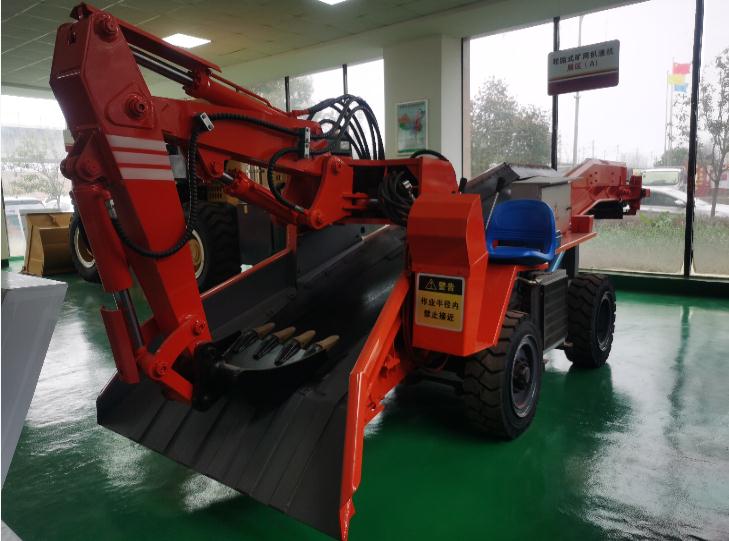 輪式扒渣機應設立保養(yǎng)制度，使扒渣機得到應有的呵護